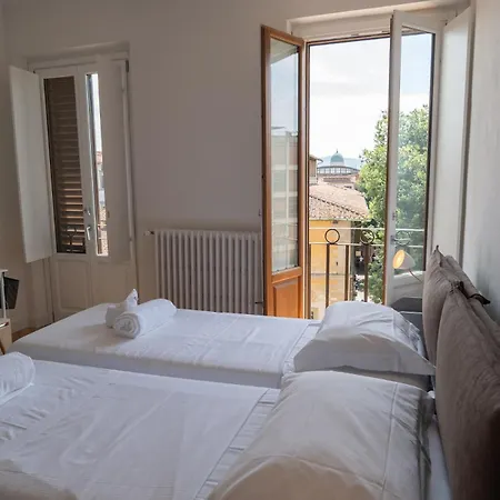 Duomo Giglio Viola Apartament *